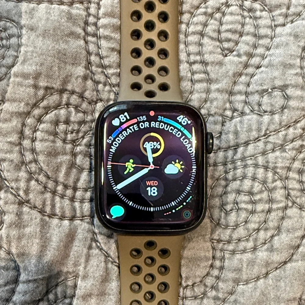 Apple Watch 8 with lots of bands - Picture 8 of 9